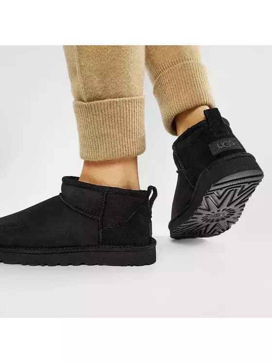 Classic Ultra Mini Suede Γυναικεία Μποτάκια με Γούνα Μαύρα